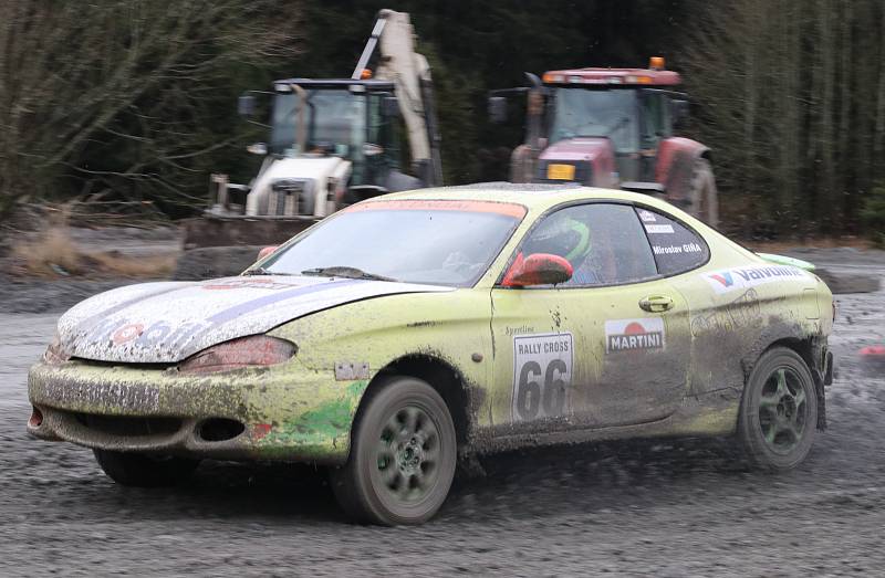 Na šachtě u Zadního Chodova burácely motory soutěžních vozů