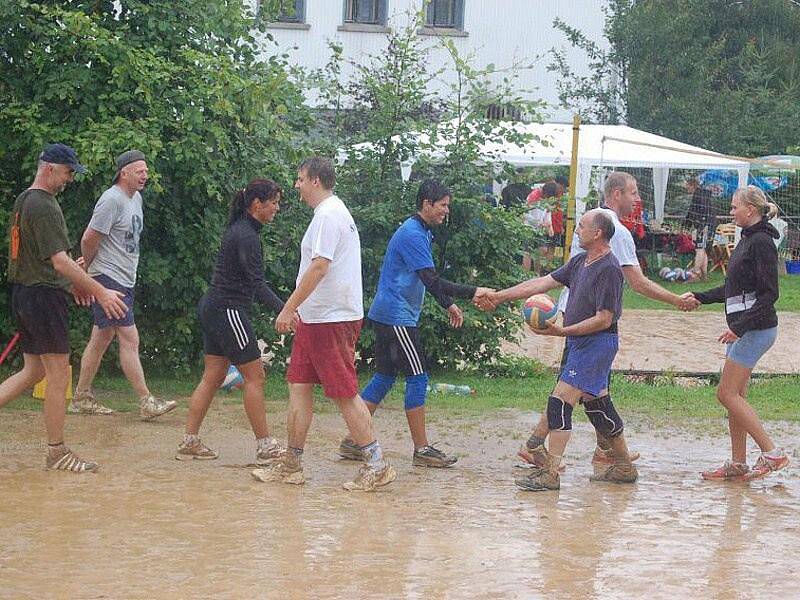 Turnajem smíšených družstev ve volejbalu byl v Újezdě pod Přimdou zahájen populární seriál Oujezd open.