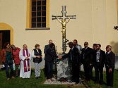 Symbolika kříže, který stojí před kostelem sv. Václava v Rozvadově pomyslně spojuje přátelství obcí, spolupráce na vysoké úrovni už ale funguje téměř třicet let