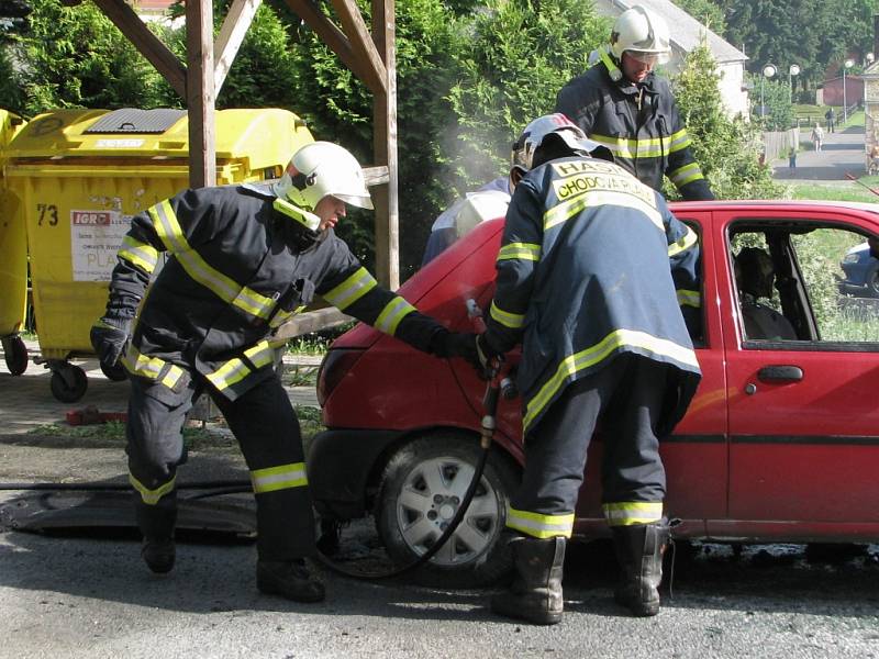 Dobrovolní hasiči z Chodové Plané likvidují požár osobního vozu.