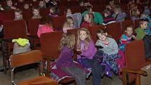 Hudební divadlo Michaely Novozámské uvedlo v tachovském kině Mže představení „Povídejme si děti“.