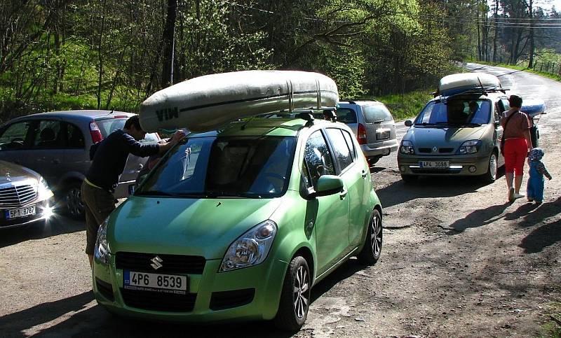 Tachovští vodáci otevřeli sezónu. Odemkli Mži a pasovali nové vodáky.