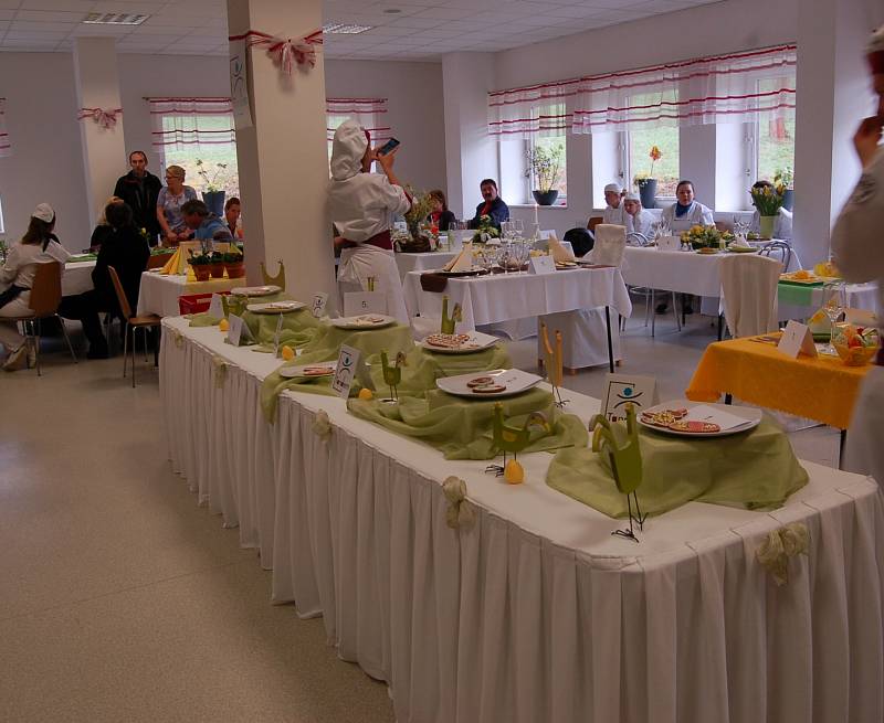 Soutěž o zdobené perníčků a prostření slavnostní tabule se konala v Plané a organizovala ji Střední škola živnostenská. Soutěžilo šest dvoučlenných týmů z různých odborných škol Plzeňského a Karlovarského kraje. Soutěže se zúčastnila také partnerská škola