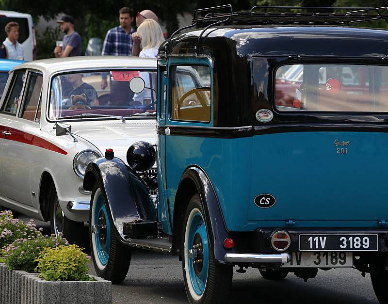 Ze západních Čech i dalších míst se do Chodové Plané v sobotu sjeli majitelé se svými stařičkými automobilovými veterány.