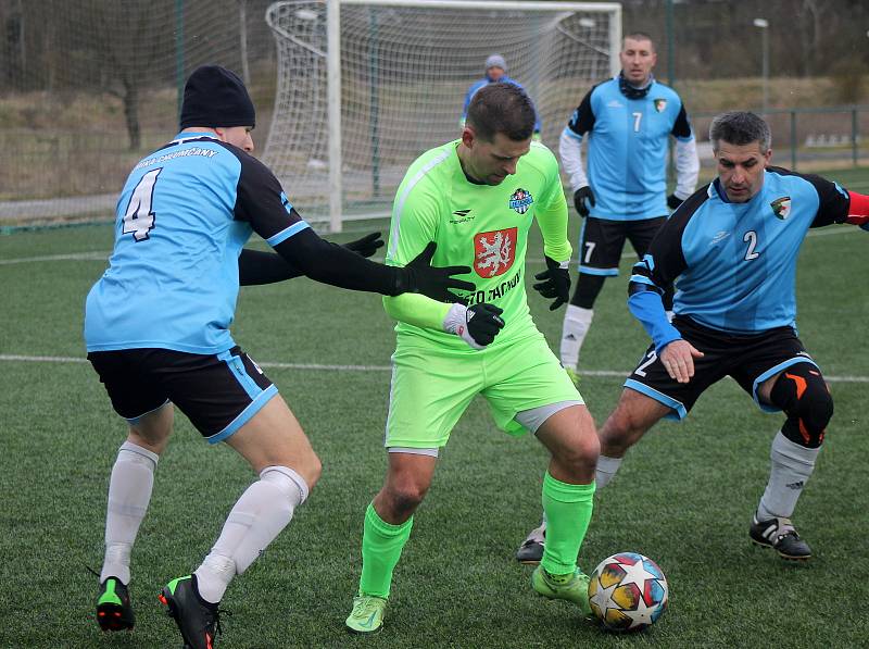 3. kolo Poháru PKFS: TJ Keramika Chlumčany (na snímku fotbalisté v modrých dresech) - FK Tachov 2:3 (2:3).