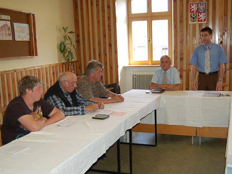 Bezděkovští občané (vlevo) jednali s představiteli Boru v zasedací místnosti tamní radnice.