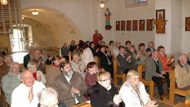 Posluchači koncertu duchovní hudby v Přimdě. 