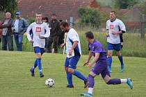 Fotbalisté Bernartic (v bílém) skončí v meziokresním turnaji pěti týmů na druhém místě. Loko Hostouň (ve fialovém) bude ještě bojovat o bronz.