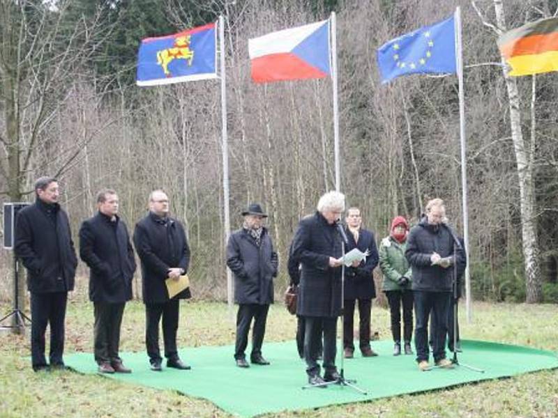 REGIONÁLNÍ POLITICI si v úterý připomněli 25 let od symbolického přestřižení ostnatých drátů u nových Domků nedaleko Rozvadova. 