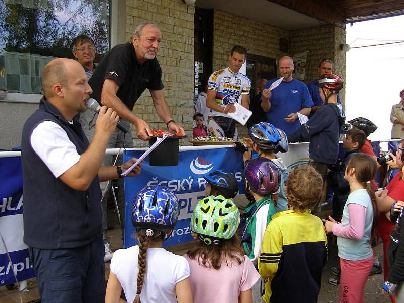 Zdeněk Štybar potěšil děti a projel si s nimi svou závodní trať