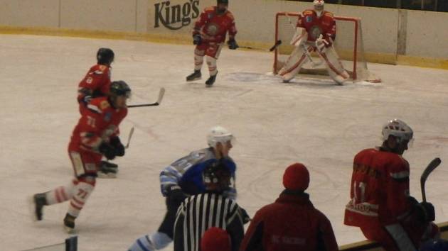 Snímek z utkání HC Tachov - HC Domažlice, tachovští hokejisté v červených dresech.