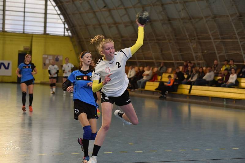 II. liga mladších dorostenek: Písek B - Tachov (v bílém), 24. října.