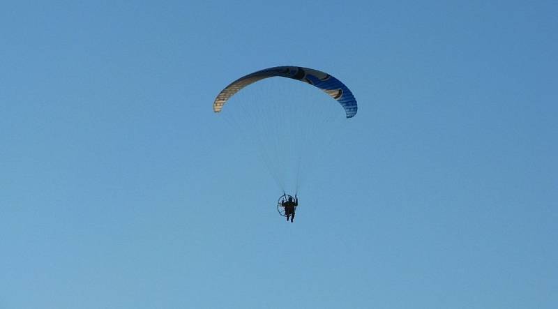 Paragliding je letecký sport. Provozují ho i na letišti v Erpužicích nedaleko Stříbra.