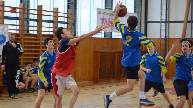 Okresní kolo ligy základních škol v basketu se uskutečnilo v tělocvičně ZŠ Zárečná.