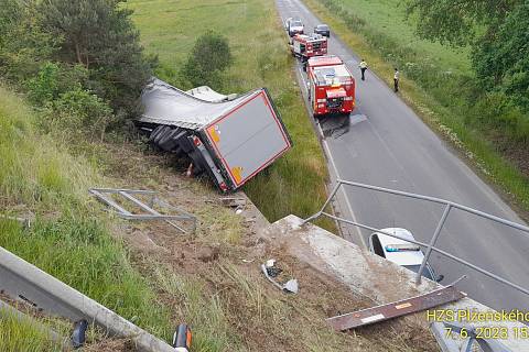 Kamion u Ostrova u Stříbra narazil na dálnici do odstaveného auta. Po střetu sjel ze srázu u dálnice.