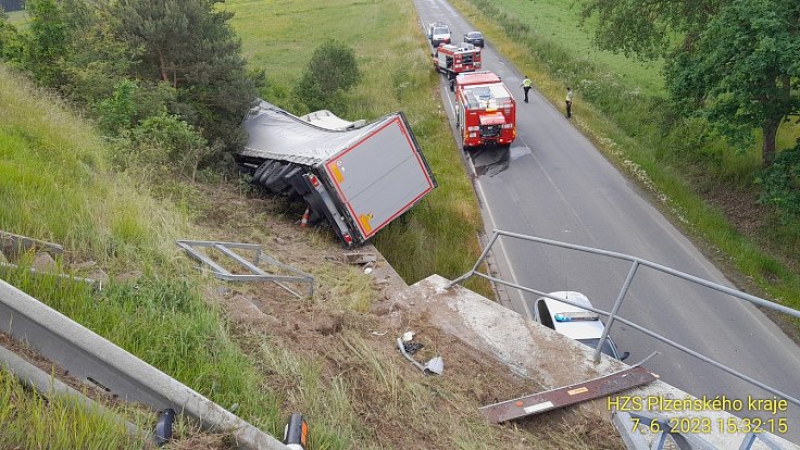 Kamion u Ostrova u Stříbra narazil na dálnici do odstaveného auta. Po střetu sjel ze srázu u dálnice.