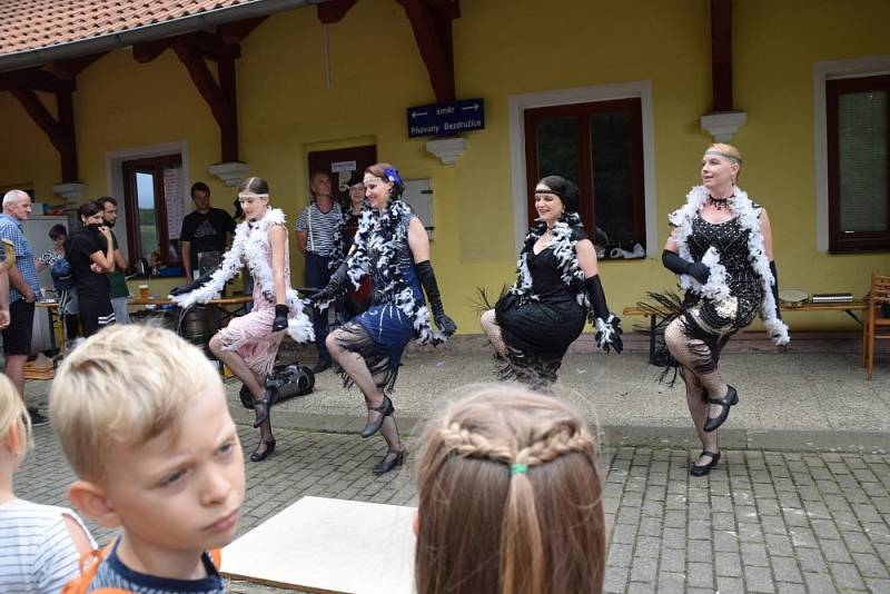 Jednou ze zastávek starodávného vláčku taženého parní lokomotivou v rámci oslav 120. výročí od zahájení provozu na trati Pňovany - Bezdružice byla i Cebiv.