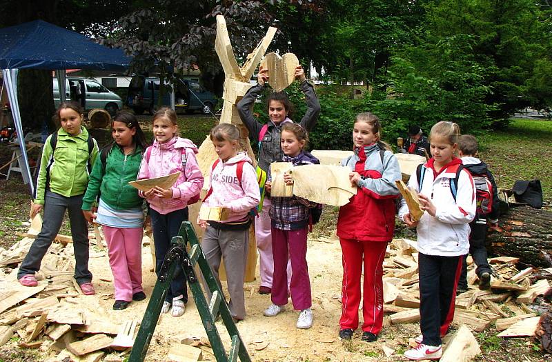 Druhý den sochařského sympozia v Chodové Plané