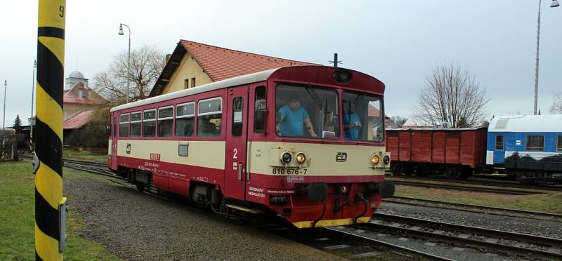  Bezdružická lokálka se o víkendu rozloučila s motorovými vozy, které vozily cestující přes tři desítky let.