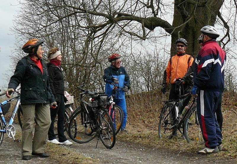 První jarní kilometry mají za sebou cyklisti z tachovského cykloklubu Nežeňme se.