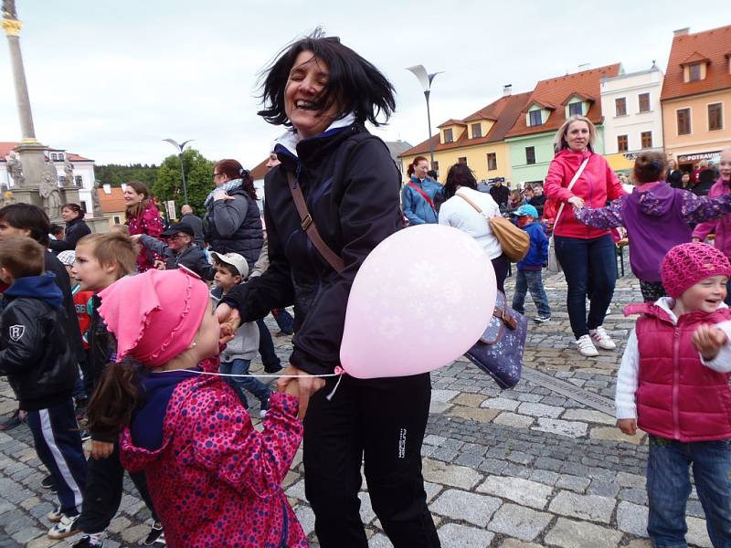 Rodiče tančili s dětmi na náměstí