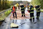 Záchranné složky od dopoledních hodin zasahují u dopravní nehody osobního vozidla a kamionu. Silnice je zcela uzavřena.