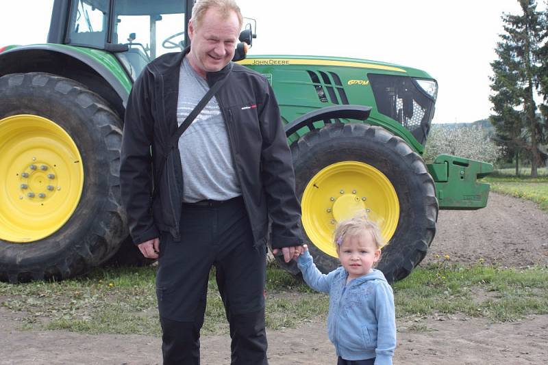 Škola otevřela brány veřejnosti, ta se kromě techniky mohla podívat i na telátka, králíky nebo kůzlátka