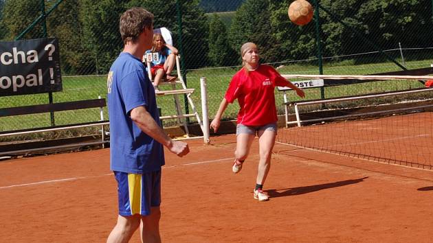 TRADIČNÍ NOHEJBALOVÝ turnaj smíšených dvojic se uskutečnil v sobotu v Lesné. Sešlo se šest týmů, snímek je ze zápasu Toma – Jabka, který skončil 1:2.