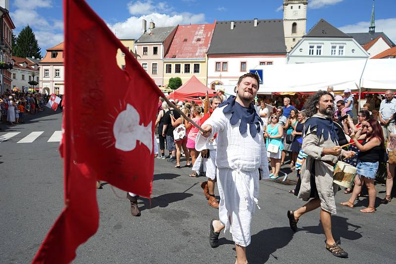 Druhý den Husitských slavností nabídl největší taháky, mezi které se rozhodně zařadil tradiční kostýmový průvod, bitva pod vrchem Vysoká, nebo vystoupení Adama Mišíka.