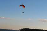 Paragliding je letecký sport. Provozují ho i na letišti v Erpužicích nedaleko Stříbra.