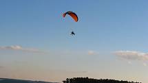 Paragliding je letecký sport. Provozují ho i na letišti v Erpužicích nedaleko Stříbra.