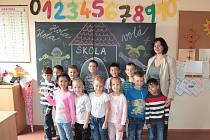 Žáci první a druhé smíšené třídy Základní školy v Rozvadově. Třídní učitelka Renata Kozlerová