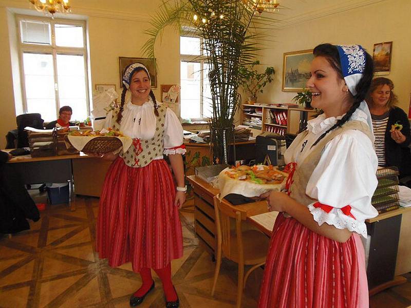 Studenti ročníku oboru agropodnikání Střední odborné školy ve Stříbře přinesli dožínkový věnec a pečený chléb na tamní radnici ve stříbských krojích.