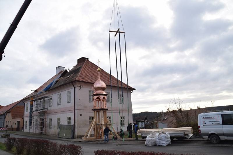 V Kladrubech obnovili věžičku na bývalém špitálu.