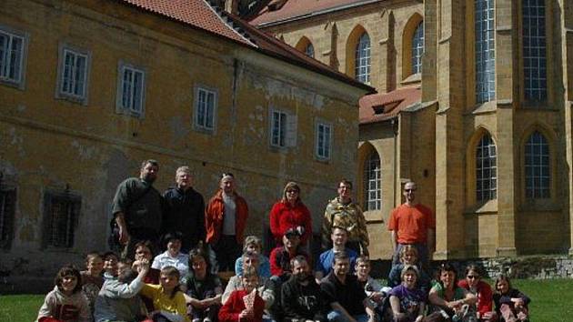 Brontosauři přijeli na Tachovsko.Ze Stříbra se vydali i na procházku ke kladrubskému klášteru.