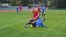 FK Tachov (v červeném) - Sokol Stráž (v modrém) 6:0 (2:0).