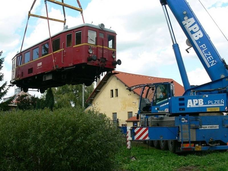 HISTORICKÝ MOTOROVÝ vůz zvaný Hurvínek, byl ve středu přeložen na expoziční kolej železniční stanice v Bezdružicích.