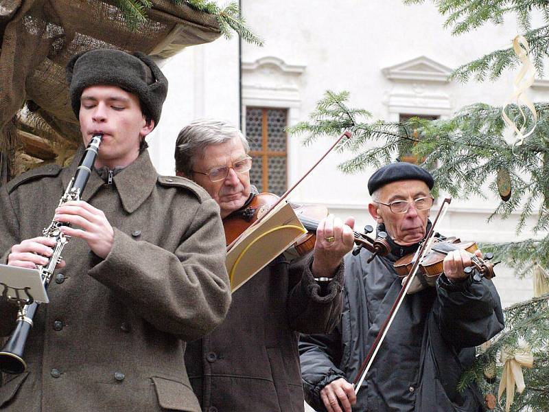 Zhruba sto padesát lidí přišlo na Štěpána na kladrubský klášterní dvůr. 