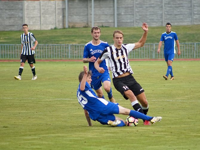 FK Tachov (na archivním snímku hráči v modrých dresech) porazil v sobotu Olympii Březovou 6:5.