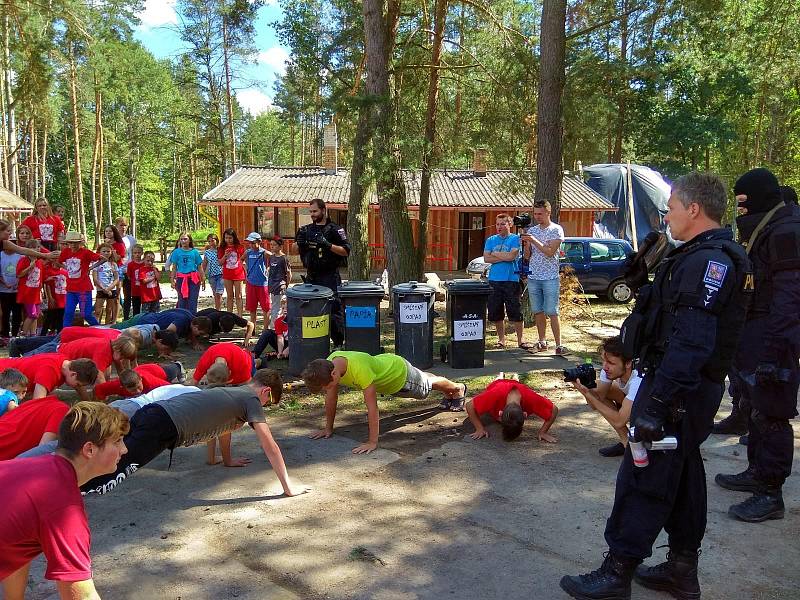 Táborníci se seznámili s prací policistů, některé úkony si mohli i sami vyzkoušet.