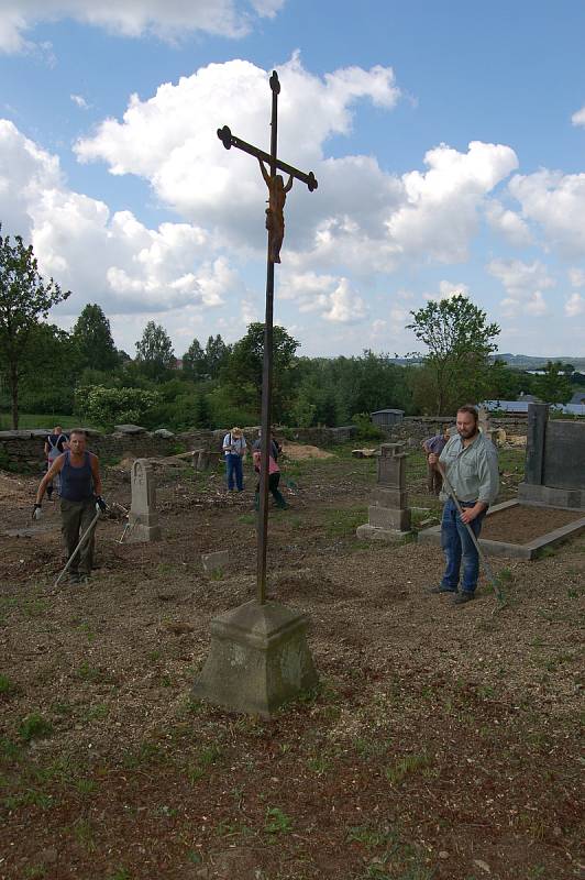 Na staré části hřbitova v Hošťce se sešla česko německá brigáda, aby pomohla k jeho obnově.