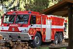 Devět hasičských jednotek zdolávalo požár lesa nedaleko Labutě.