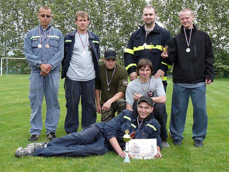 SDH Nahý Újezdec se pravidelně účastní soutěží. Na snímku zleva nahoře Karel Štěrba, Jindřich Kroupa, Martin Štěrba, Jaroslav Mikota a Václav Krauskopf. Vpředu Filip David, za ním Jakub Smola. 