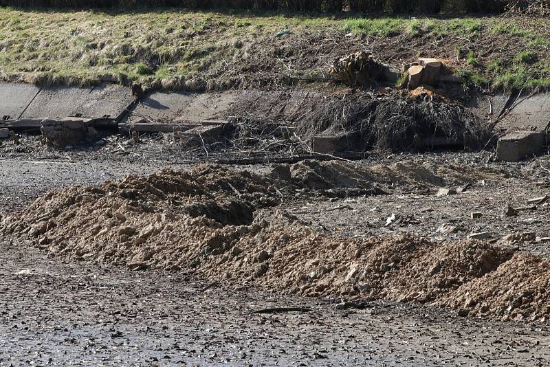 Návesný rybník v Chodové Plané je vypuštěn a připraven na odbahnění.