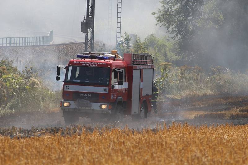 Požár obilného lánu u Chodové Plané.