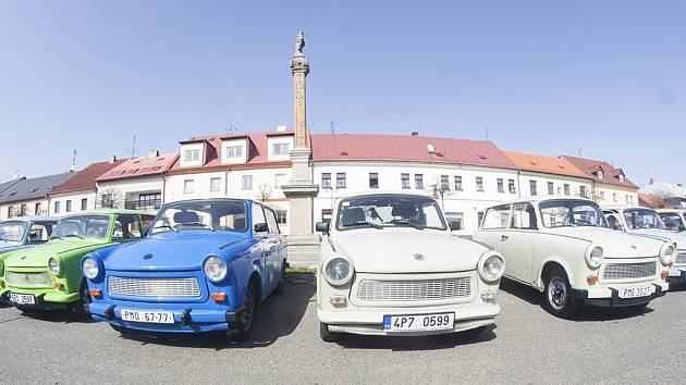 Více jak dvacítka legendárních Trabantů se setkala na náměstí v Kladrubech