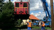 HISTORICKÝ MOTOROVÝ vůz zvaný Hurvínek, byl ve středu přeložen na expoziční kolej železniční stanice v Bezdružicích.