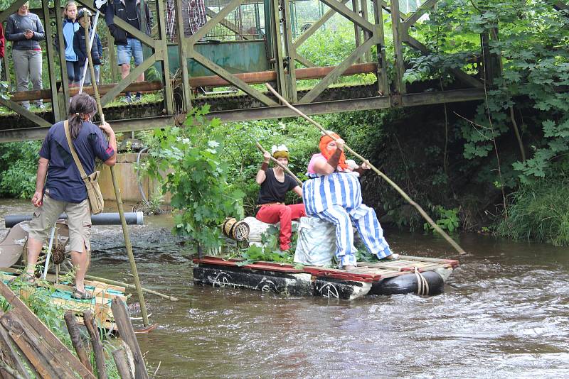 Centrum Tachova splula po řece Mži netradiční plavidla