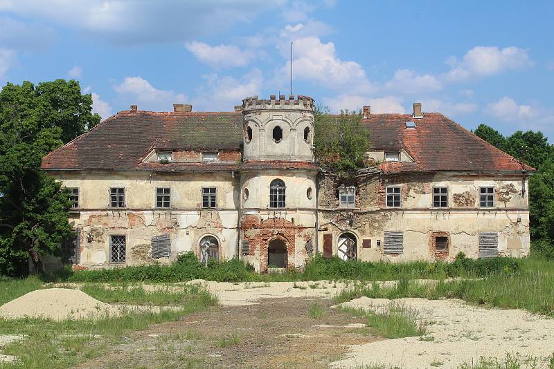 Zámek Slavice. Blýská se na lepší časy. Majitelé už opravili sýpku, revitalizují park. A snaží se získat dotaci...