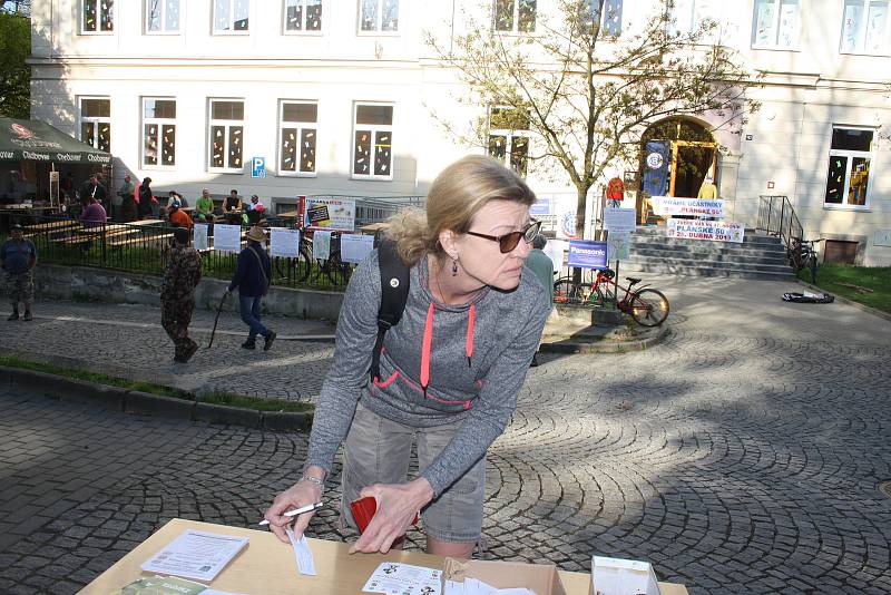 Sobotní slunečné počasí do Plané přilákalo rekordní počet turistů. Na startu Plánské padesátky se jich sešlo přes osmnáct set.